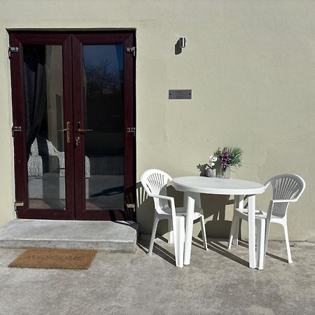 Private Detached Small Bedroom And Bathroom Only- This Is Not An Apartment Butlersbridge Exteriér fotografie