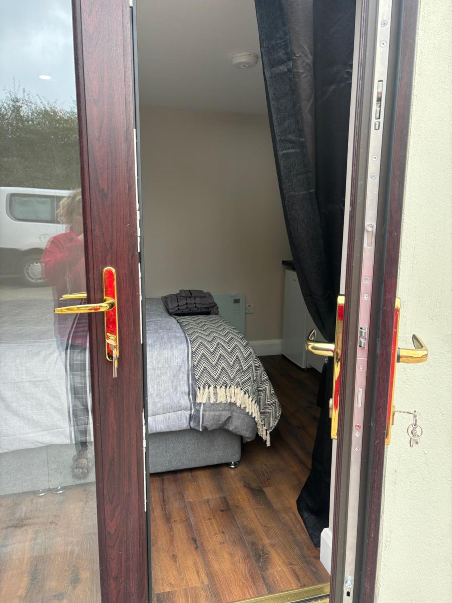 Private Detached Small Bedroom And Bathroom Only- This Is Not An Apartment Butlersbridge Exteriér fotografie