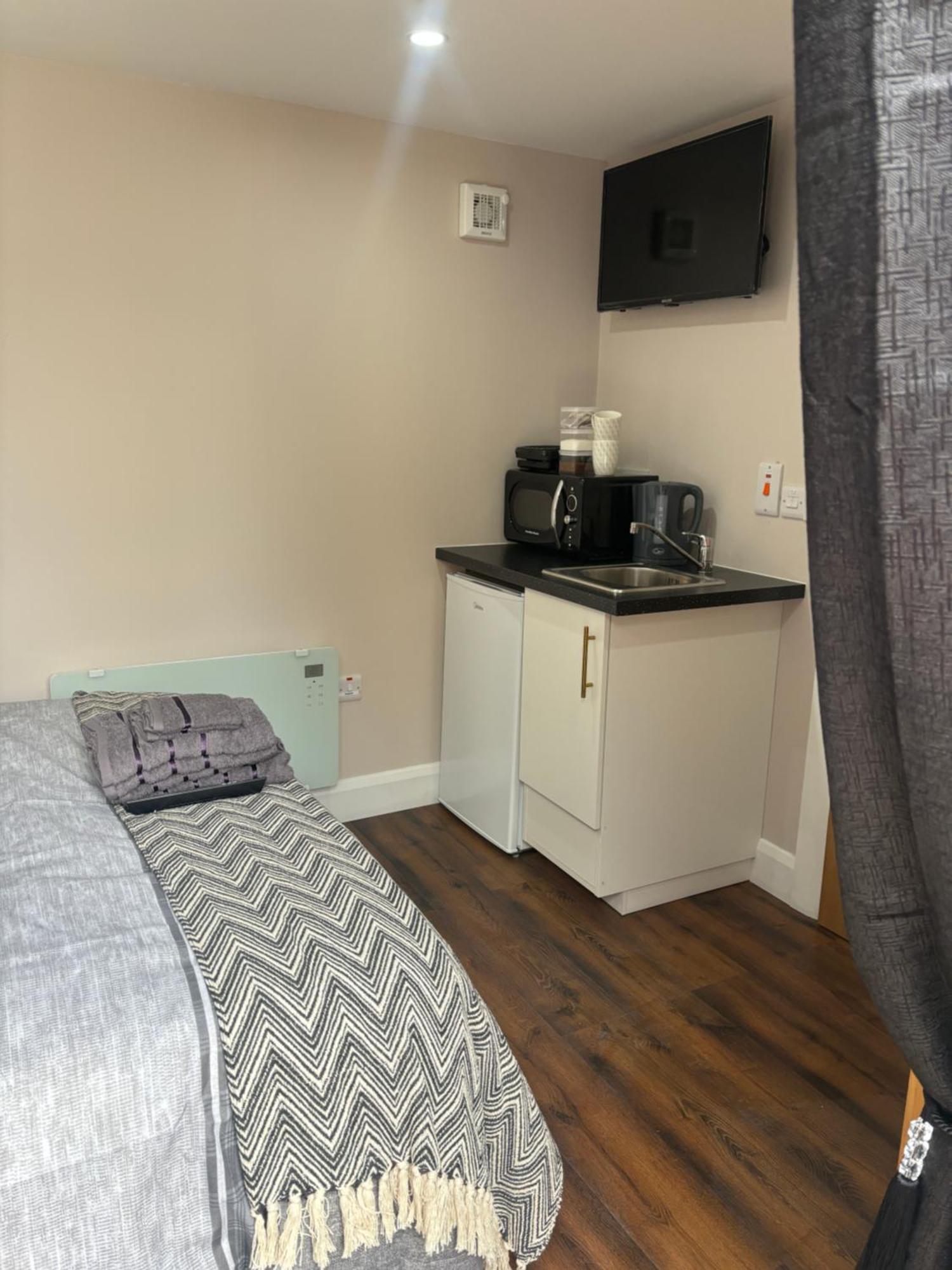 Private Detached Small Bedroom And Bathroom Only- This Is Not An Apartment Butlersbridge Exteriér fotografie