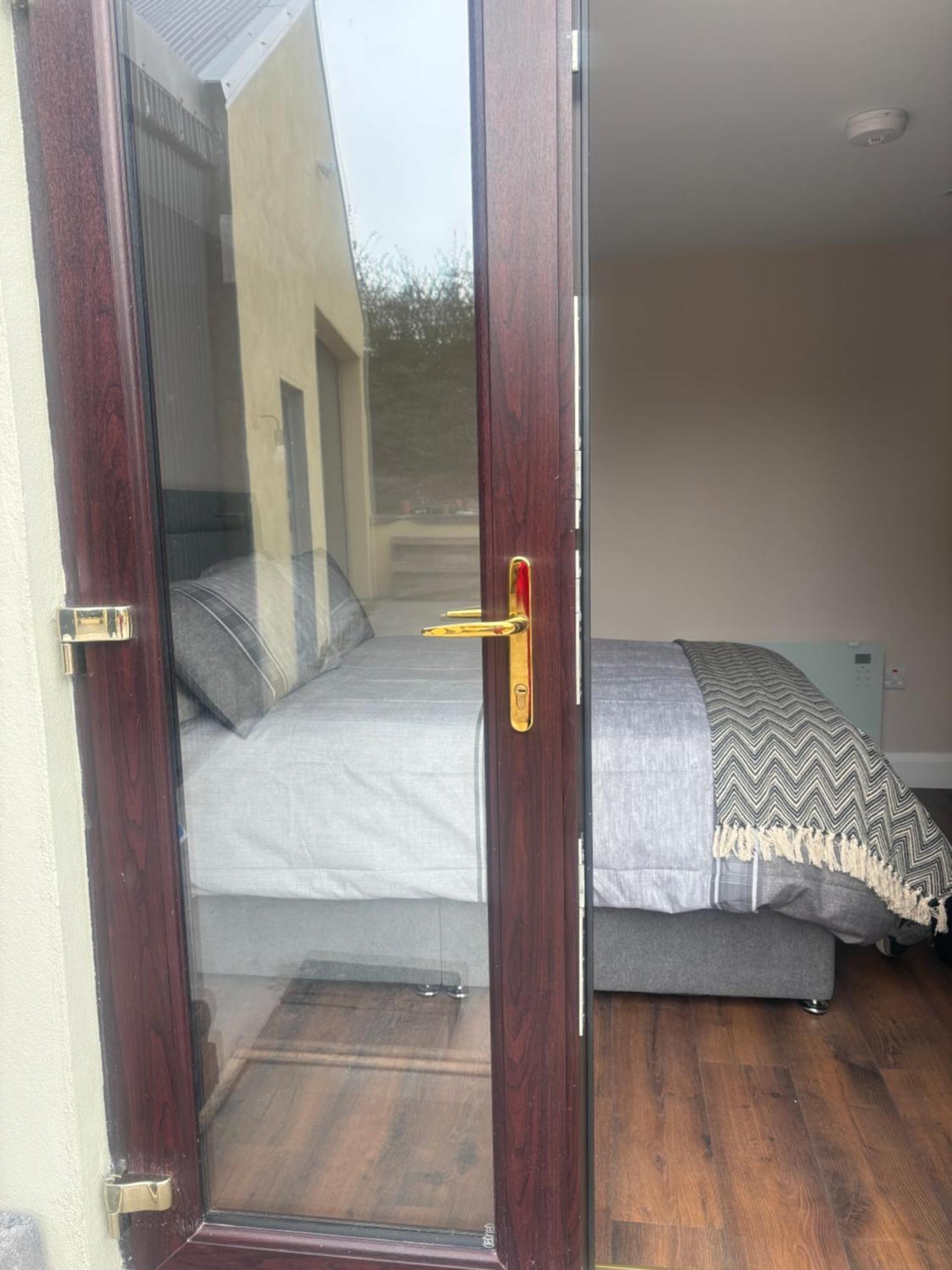 Private Detached Small Bedroom And Bathroom Only- This Is Not An Apartment Butlersbridge Exteriér fotografie